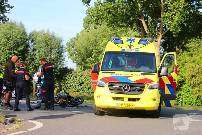 Weg afgesloten na aanrijding tussen motorrijder en aanhanger