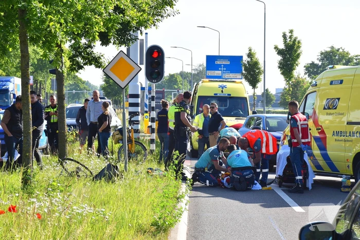 Zwaargewonde fietser na aanrijding