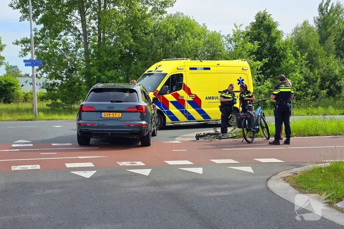 Ongeval tussen auto en fietser zorgt voor medische hulp