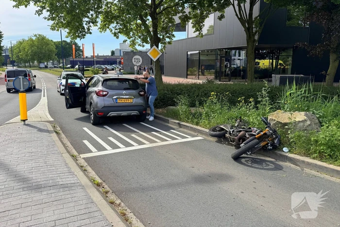 Bromfietser gewond bij aanrijding