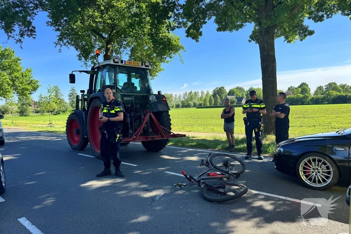 Kind op fiets raakt gewond bij aanrijding