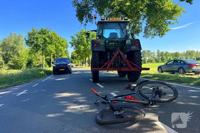 Kind op fiets raakt gewond bij aanrijding