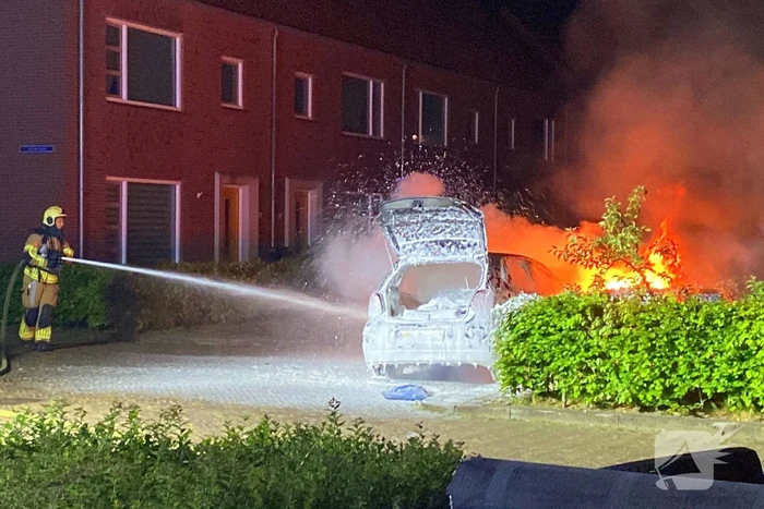 Felle autobrand straalt woning aan