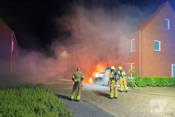 Felle autobrand straalt woning aan