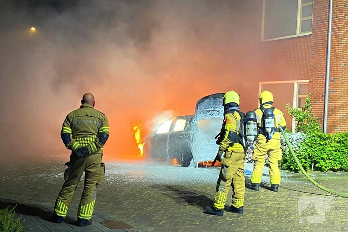 Felle autobrand straalt woning aan