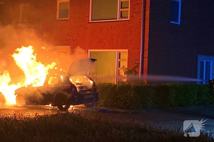 Felle autobrand straalt woning aan