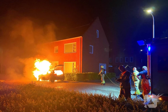 Felle autobrand straalt woning aan