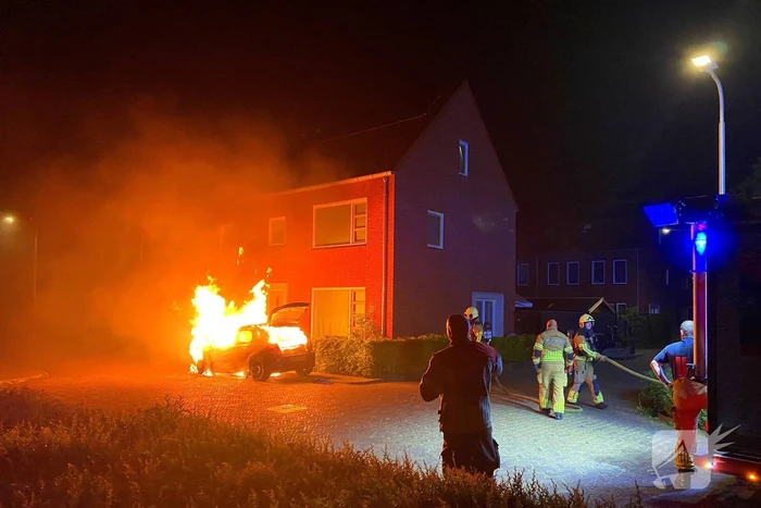 Felle autobrand straalt woning aan