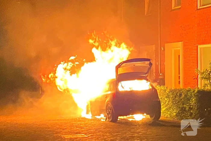 Felle autobrand straalt woning aan