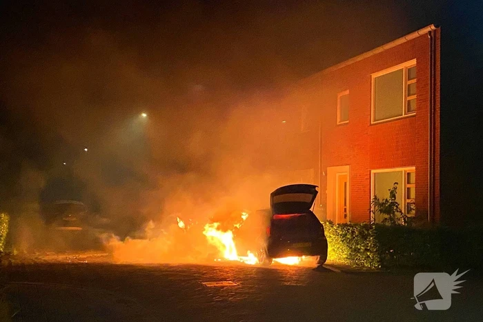Felle autobrand straalt woning aan