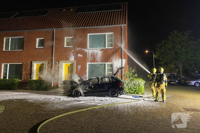 Felle autobrand straalt woning aan