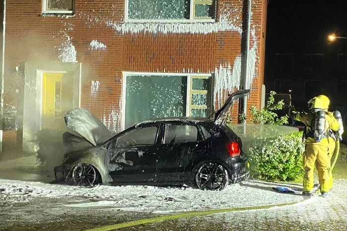 Felle autobrand straalt woning aan