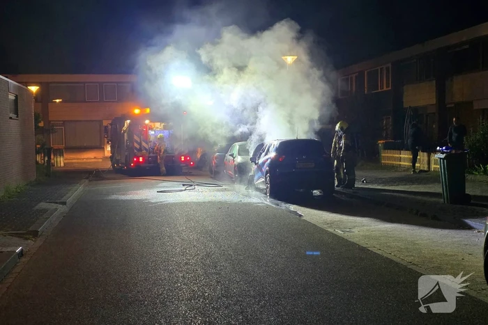 Voorzijde auto verwoest door brand