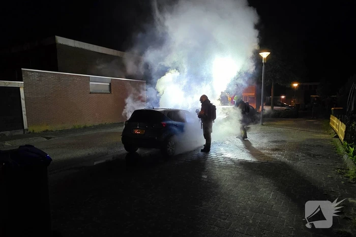 Voorzijde auto verwoest door brand