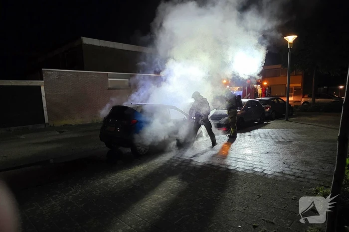 Voorzijde auto verwoest door brand
