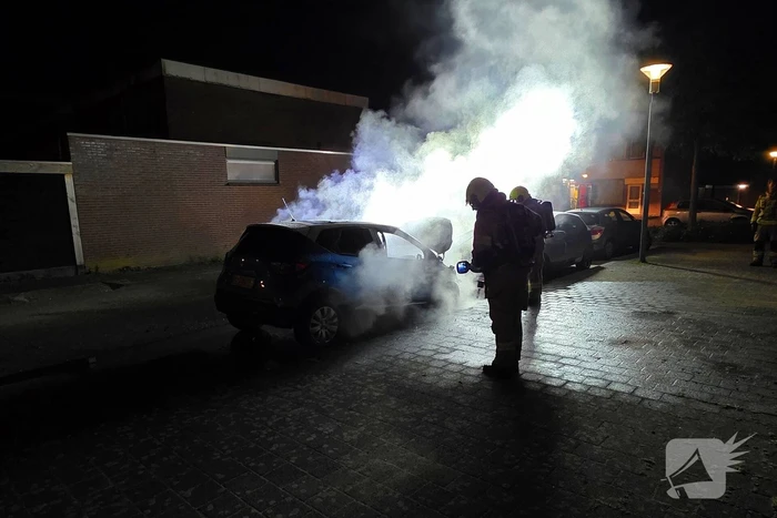 Voorzijde auto verwoest door brand