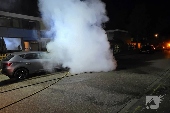 Voorzijde auto verwoest door brand