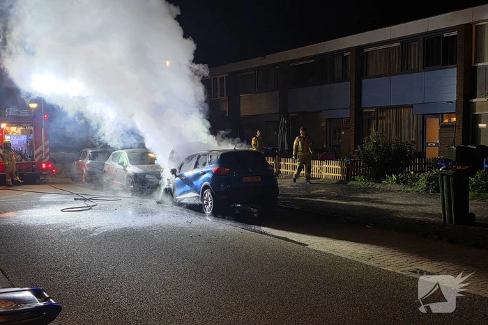 Voorzijde auto verwoest door brand