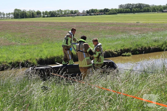 Brandweer redt inzittenden uit voertuig