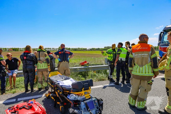 Brandweer redt inzittenden uit voertuig