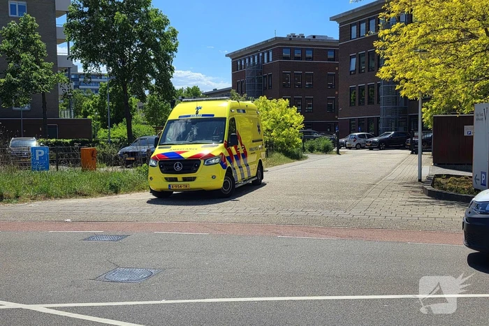 Ongeval tussen auto en e-bike leidt tot inzet ambulance