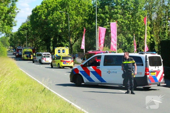 Automobilist van bestelbus klapt op boom, traumateam ingezet