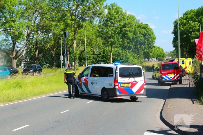 Automobilist van bestelbus klapt op boom, traumateam ingezet