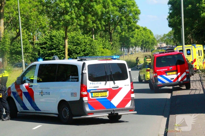Automobilist van bestelbus klapt op boom, traumateam ingezet