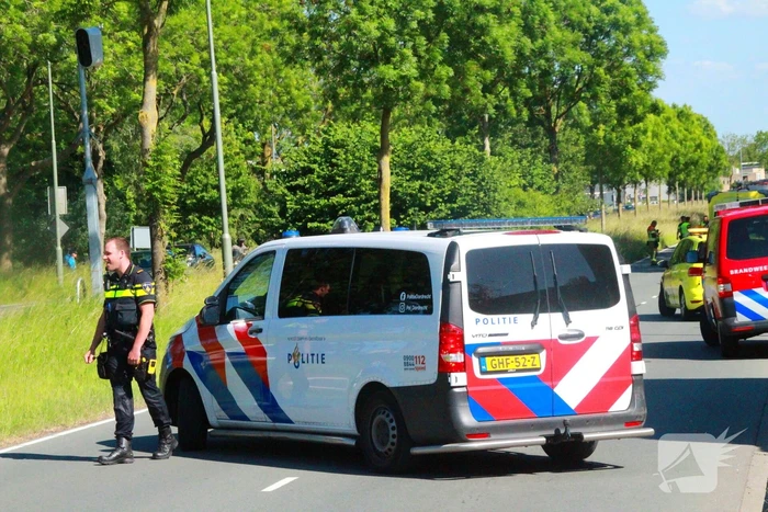 Automobilist van bestelbus klapt op boom, traumateam ingezet