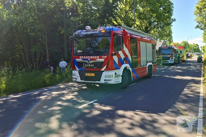 Automobilist van bestelbus klapt op boom, traumateam ingezet