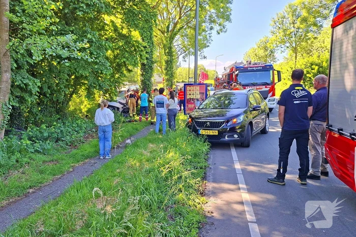 Automobilist van bestelbus klapt op boom, traumateam ingezet