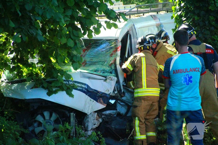 Automobilist van bestelbus klapt op boom, traumateam ingezet