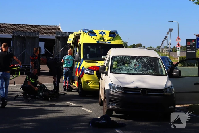 Fietser aangereden door automobilist, traumateam ingezet