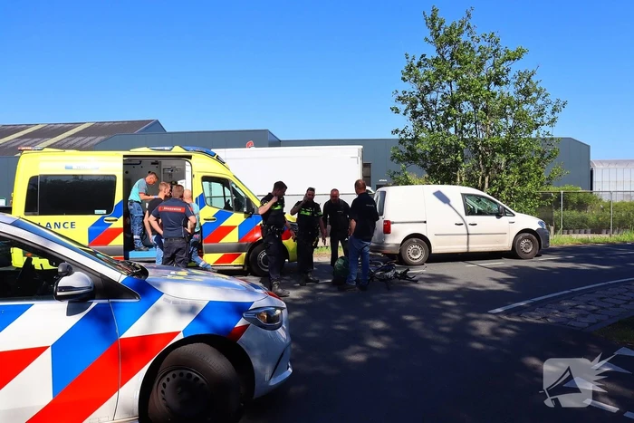 Fietser aangereden door automobilist, traumateam ingezet