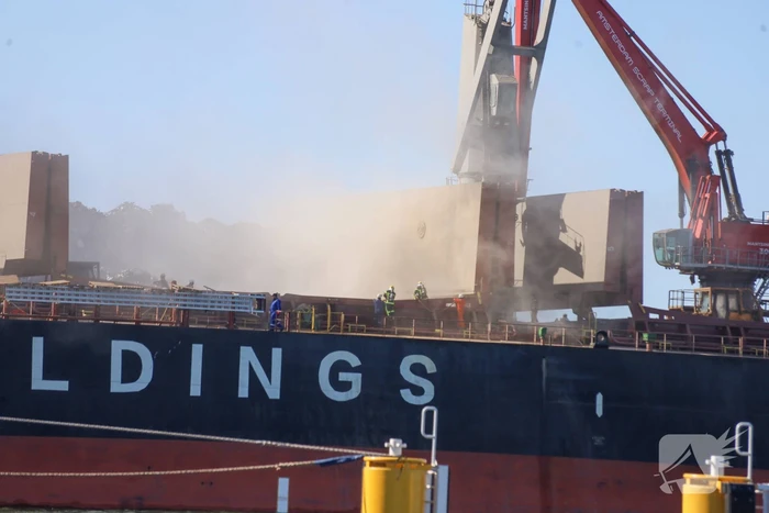 Veel rookontwikkeling bij brand op schip bij recycliingbedrijf