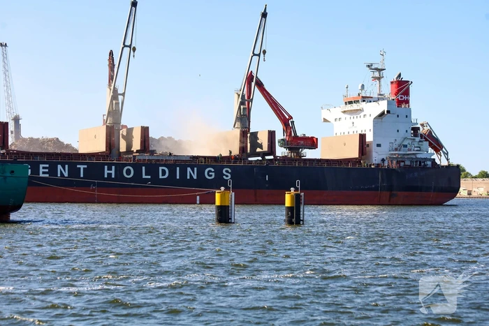 Veel rookontwikkeling bij brand op schip bij recycliingbedrijf