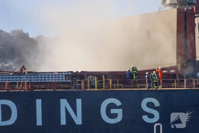 Veel rookontwikkeling bij brand op schip bij recycliingbedrijf
