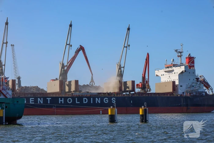 Veel rookontwikkeling bij brand op schip bij recycliingbedrijf