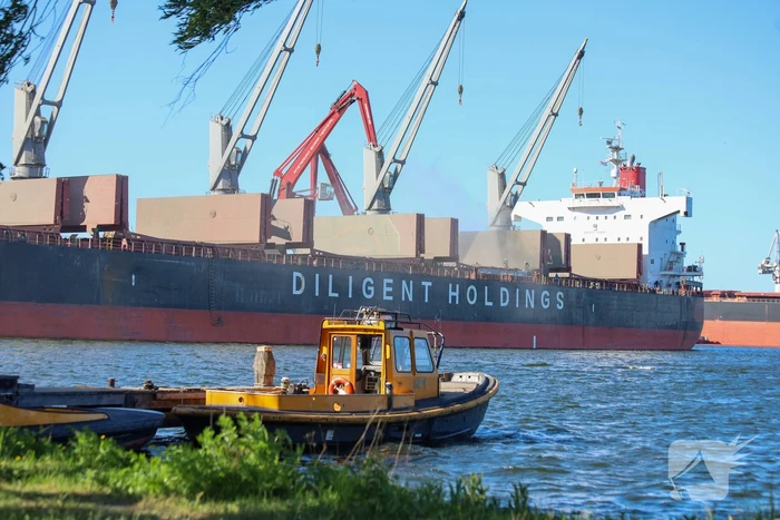 Veel rookontwikkeling bij brand op schip bij recycliingbedrijf
