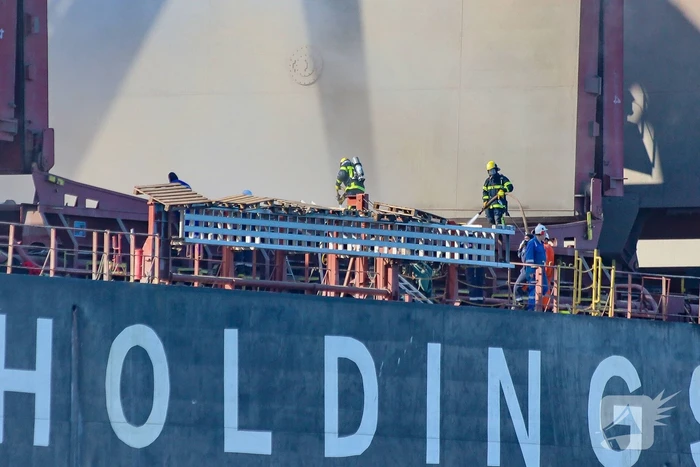Veel rookontwikkeling bij brand op schip bij recycliingbedrijf