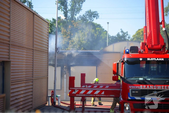 Zeer grote brand in gebouw van politieacademie hulpdiensten schalen op