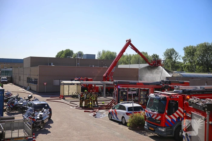 Zeer grote brand in gebouw van politieacademie hulpdiensten schalen op