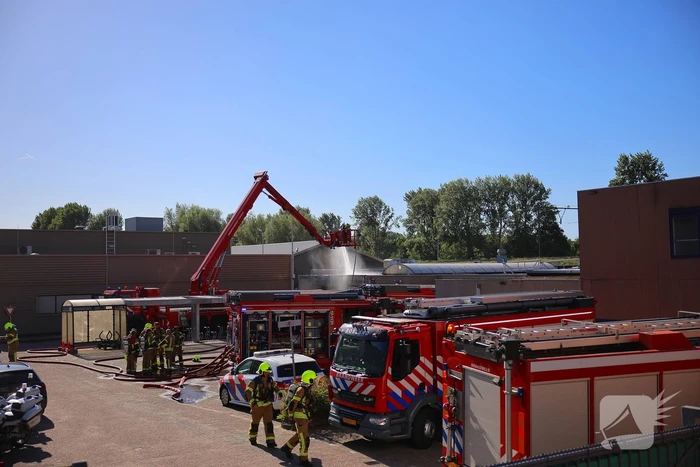 Zeer grote brand in gebouw van politieacademie hulpdiensten schalen op