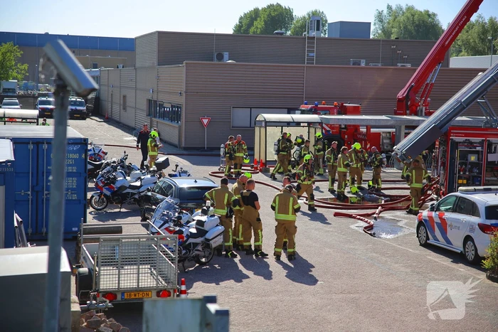 Zeer grote brand in gebouw van politieacademie hulpdiensten schalen op