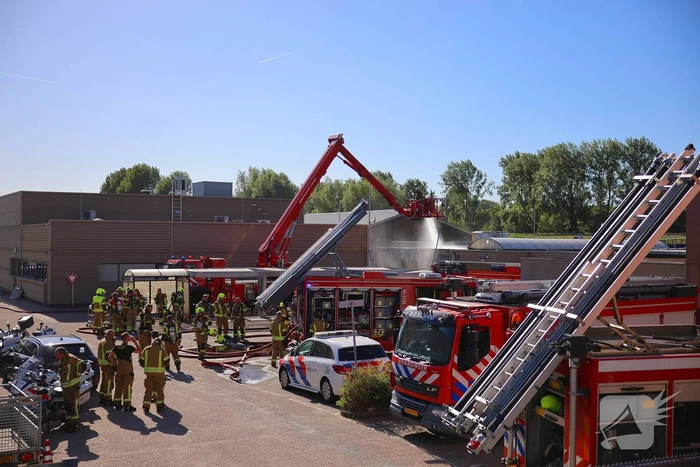 Zeer grote brand in gebouw van politieacademie hulpdiensten schalen op