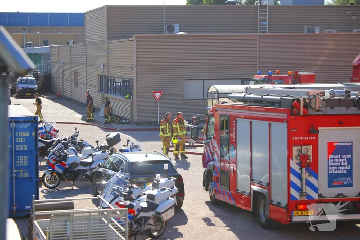 Zeer grote brand in gebouw van politieacademie hulpdiensten schalen op