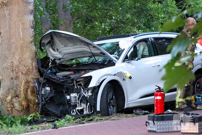 Gewonden nadat auto tegen boom klapt