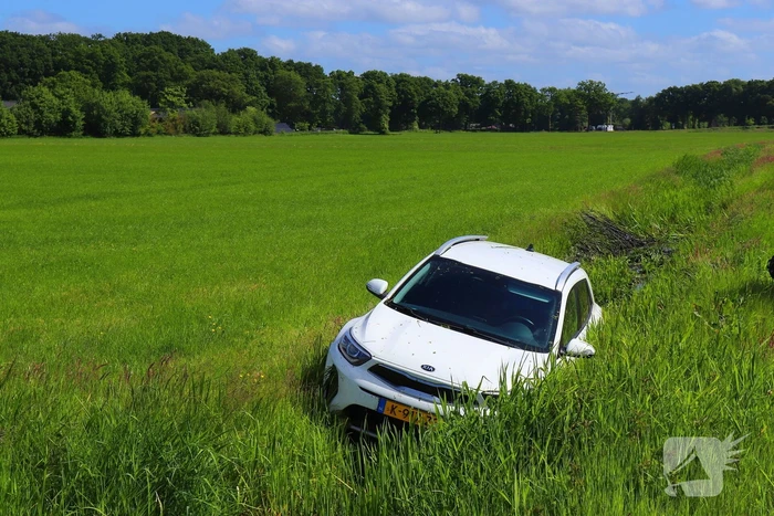 Auto belandt in sloot na ongeluk