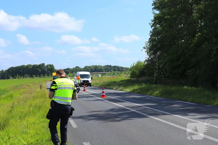 Auto belandt in sloot na ongeluk