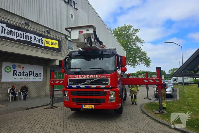 Brandweer doet onderzoek naar brandlucht